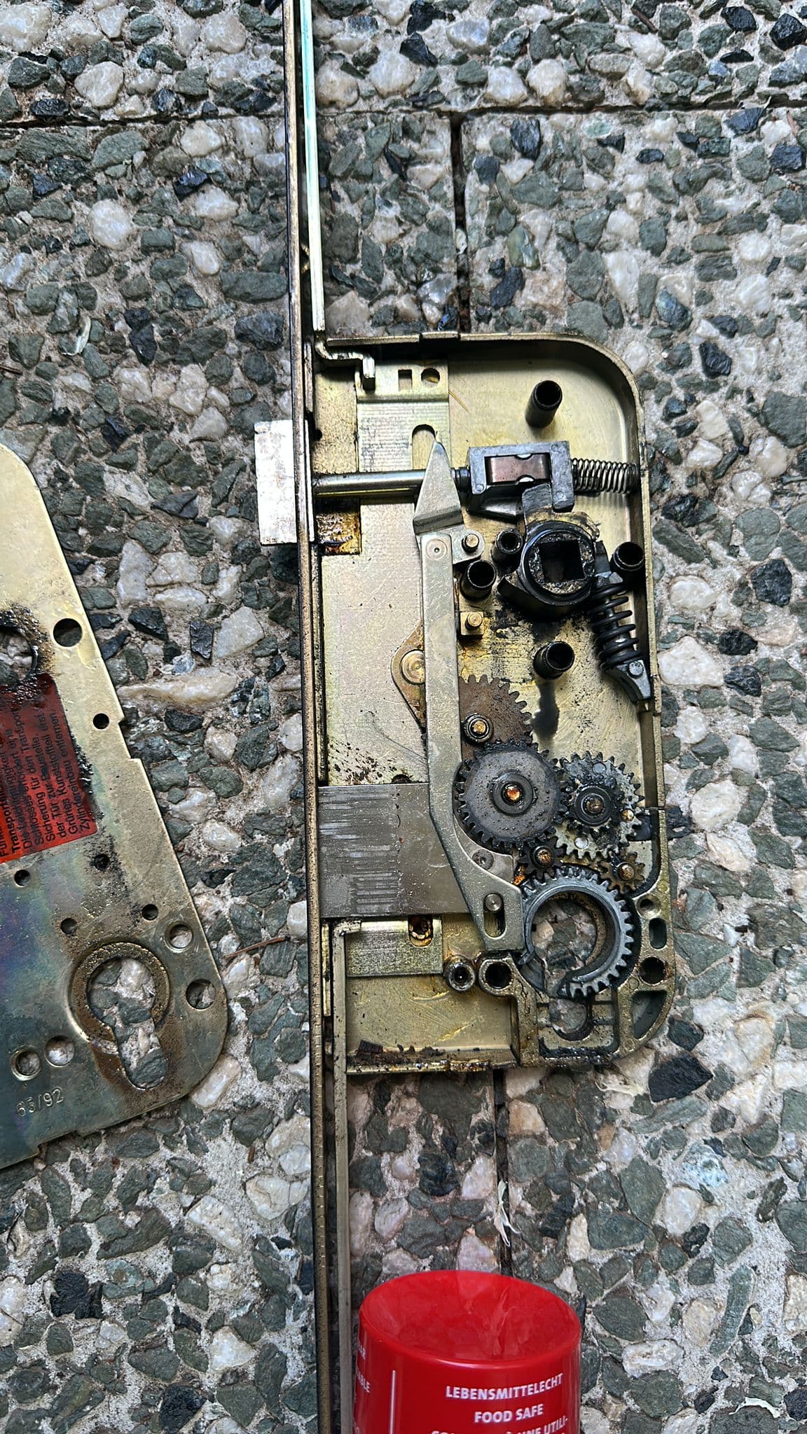 Detailaufnahme eines geöffneten Getriebeschlosses mit Zahnrädern – Schlosstechnik Limburg