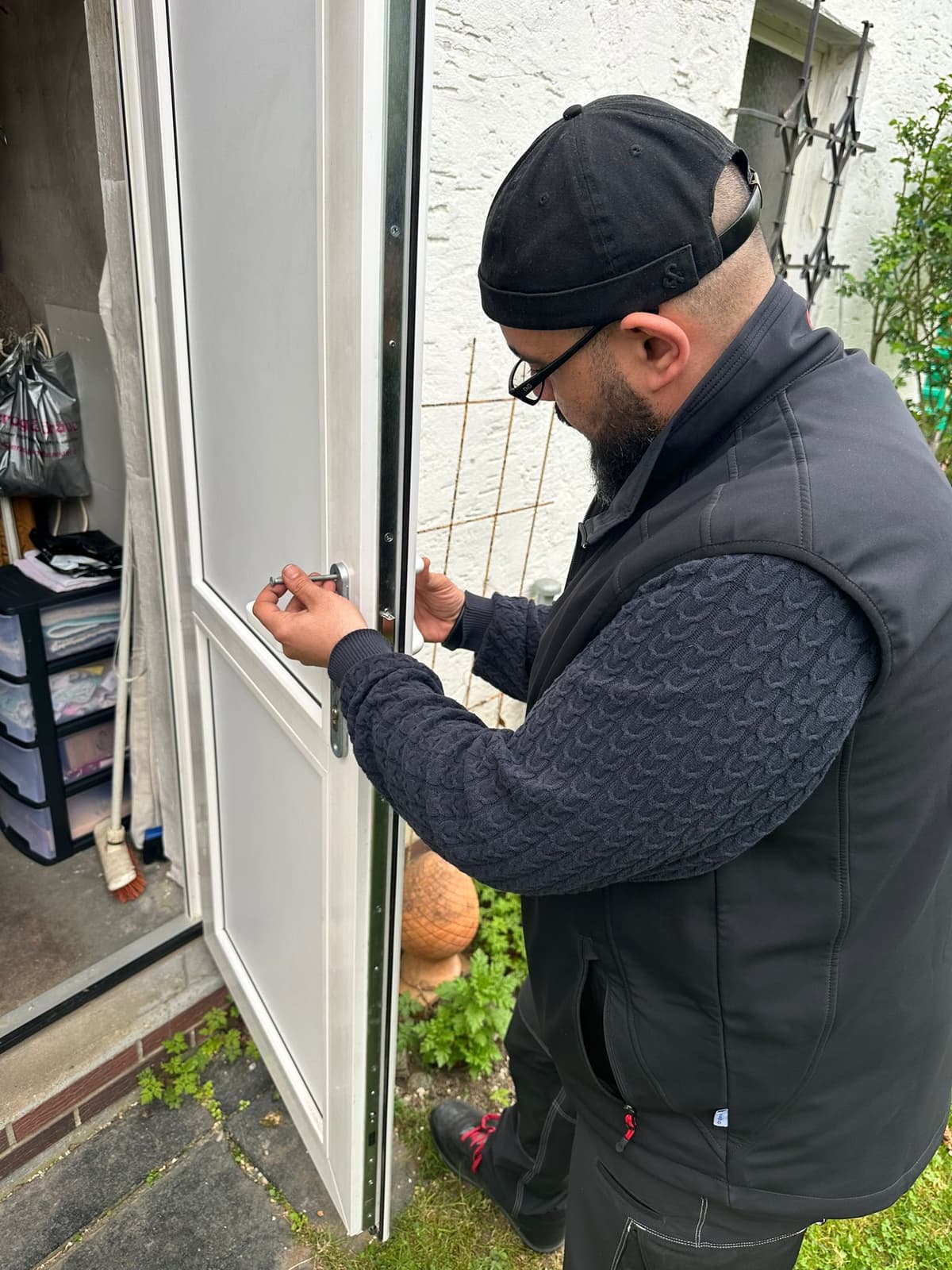 Schlüsseldienst-Techniker setzt neuen Schließzylinder in Haustür ein – Limburg