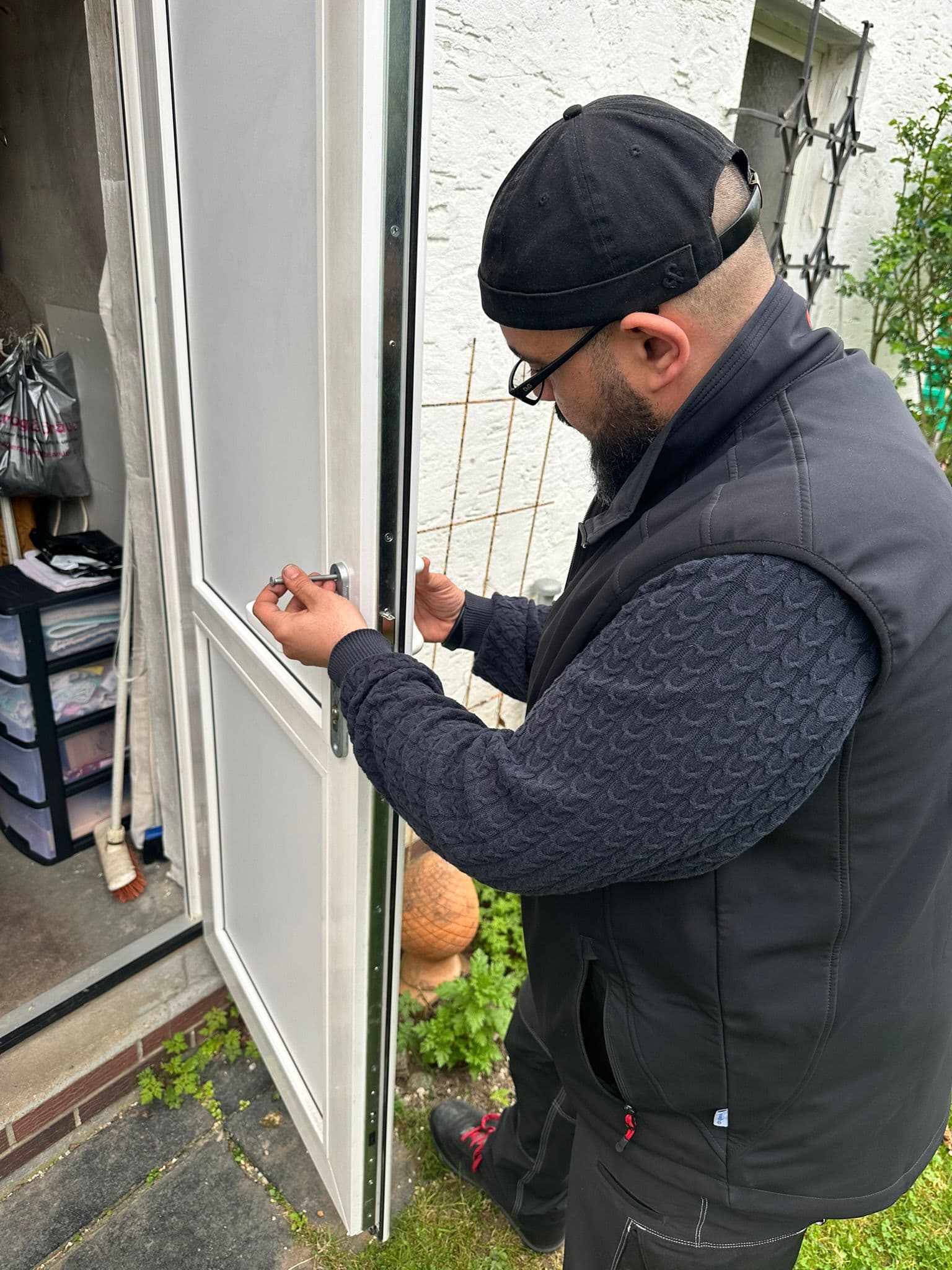 Schlüsseldienst-Techniker setzt neuen Schließzylinder in Haustür ein – Limburg